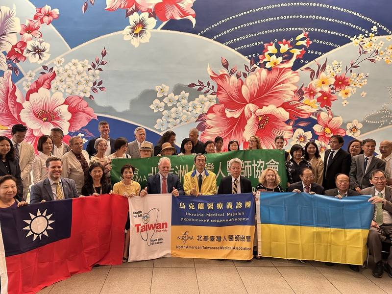北美洲台灣人醫師協會8月底將再度前往烏克蘭義診，一行人在駐紐約辦事處授旗，並與烏國在美團體交流。