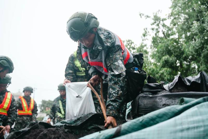官兵不畏風雨執行災防任務，展現愛民助民精神。（軍聞社記者林庭暉攝）