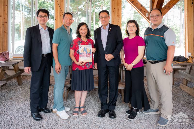 北美洲台灣商會聯合總會輔導總會長陳世修(右3)致贈北美洲臺灣商會聯合總會年刊予諾克斯維爾臺灣商會創會會長吳瓊美(左3)