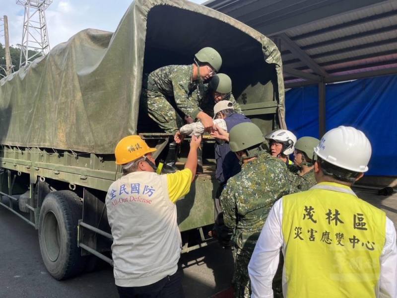 陸軍4支部官兵協助茂林區預防性撤離。（第四作戰區提供）