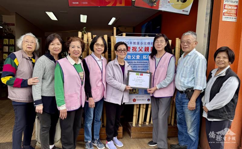 至善語言學校校長趙士縈（右三）致贈感謝狀予餐廳負責人嚴仁美（左五）