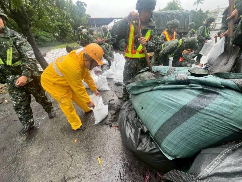 陸軍54工兵群官兵實施挖土機上板作業。（第四作戰區提供）