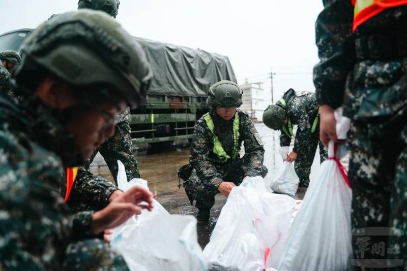 官兵將沙包封裝。（軍聞社記者林庭暉攝）