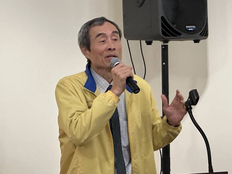 北美洲台灣人醫師協會烏克蘭義診團團長蔡榮聰說明在基輔期間工作。