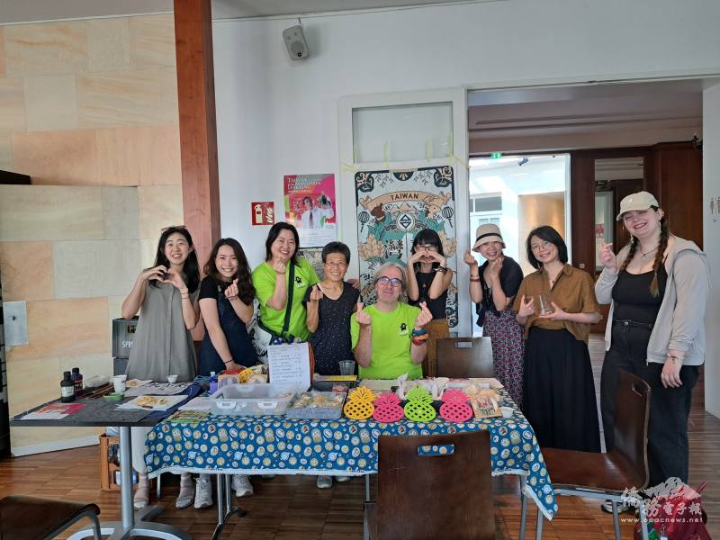 柏林台灣心臺灣華語文學習中心的教師群們熱情參與女力崛起藝術活動