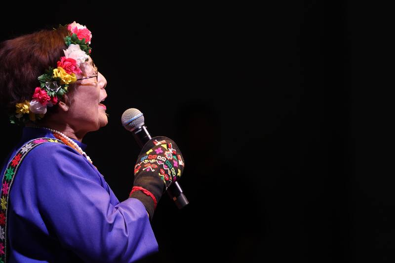 「風華再現–近代原民流行音樂系列活動」宣告記者會12日下午在台灣戲曲中心登場，南王民生康樂隊主唱吳花枝（圖）應邀帶來動人歌謠。