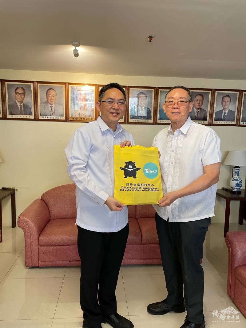 菲華文教中心主任莊博智（左）致贈禮品予菲律賓金門同鄉會理事長張漢威