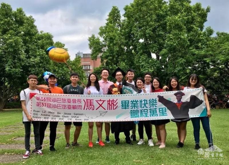 馮文彬大學畢業典禮學弟妹到場祝賀