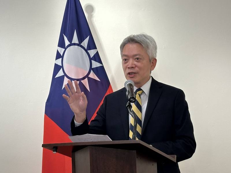 駐紐約辦事處長李志強祝義診團在烏期間，工作與行程順利。