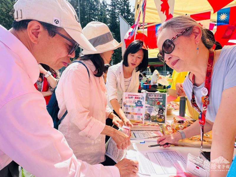 OCAC Division promotes and introduces the “i Compatriot Card” and OCAC’s six major social media platforms