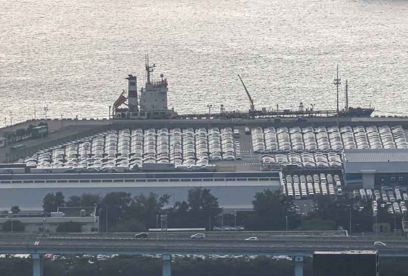 圖為台北港內停放大量汽車。（中央社檔案照片）