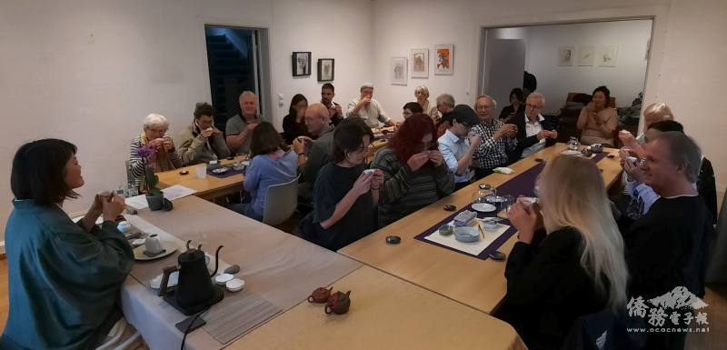 As attendees observed Ms. Chan's delicate and graceful handling of the teapot, they experienced the sincerity of Taiwanese hospitality.