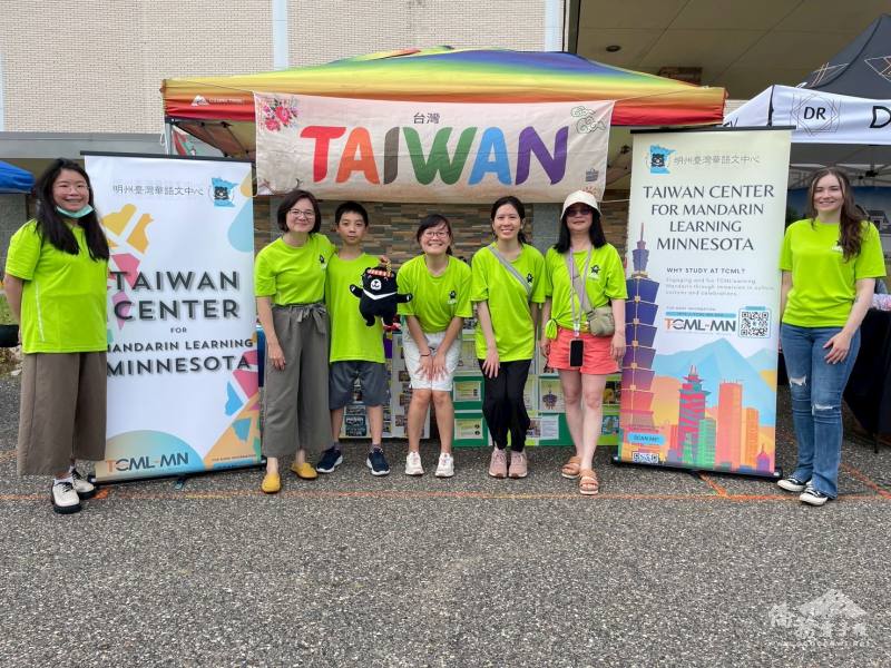 明州臺灣華語文中心組員與師生家長參與文化活動擺攤 (由左至右為鍾雅晶、陳穎亭、高宇翰、林家華、王雪嵐、林淑惠、Amada D.)