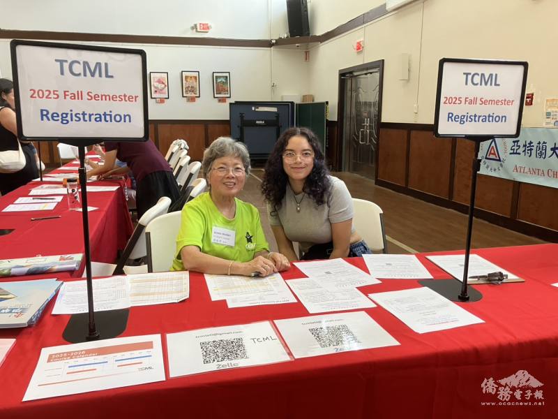 TCML教師劉承璋與該班助教在報名櫃臺接待新舊生