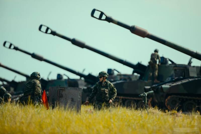 砲班成員全神貫注聽從射擊指揮所命令，待命射擊。（軍聞社記者邱奕菖攝）