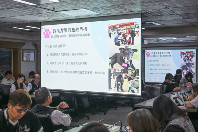 桃園市長張善政13日主持市政會議，會中由農業局進行寵物友善措施專案報告，指出目前全市已有28座寵物公園，後續將與觀音、龍潭區公所合作設置，讓分布更均衡。（桃園市政府提供）