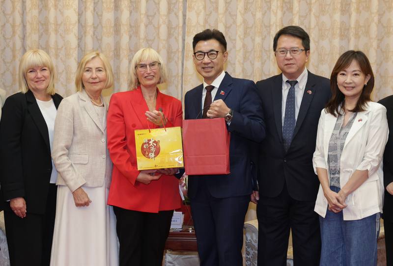 立法院副院長江啟臣（右3）12日在立法院接見拉脫維亞國會友台小組主席契爾錢妮（Ingrīda Circene，另譯：齊翠蓮）（左3）訪問團一行，歡迎他們來台訪問，雙方互贈禮品合影留念。