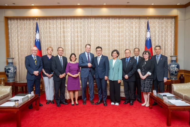 立法院副院長江啟臣（中）13日接見布魯金斯研究所學者專家訪問團時表示，期盼關稅談判能為雙方爭取最大利益，促使台美貿易關係持續深化。（立法院提供）