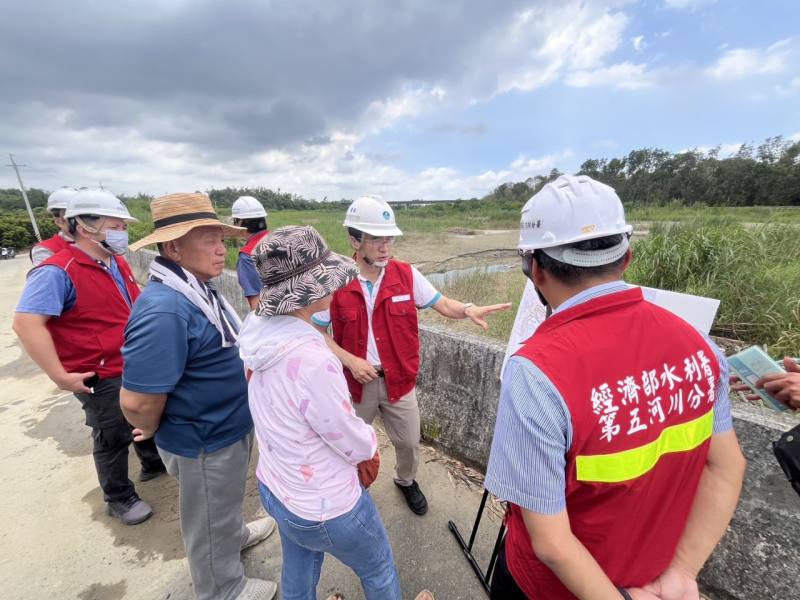視察白水溪木屐寮堤防延長改善工程（六期）