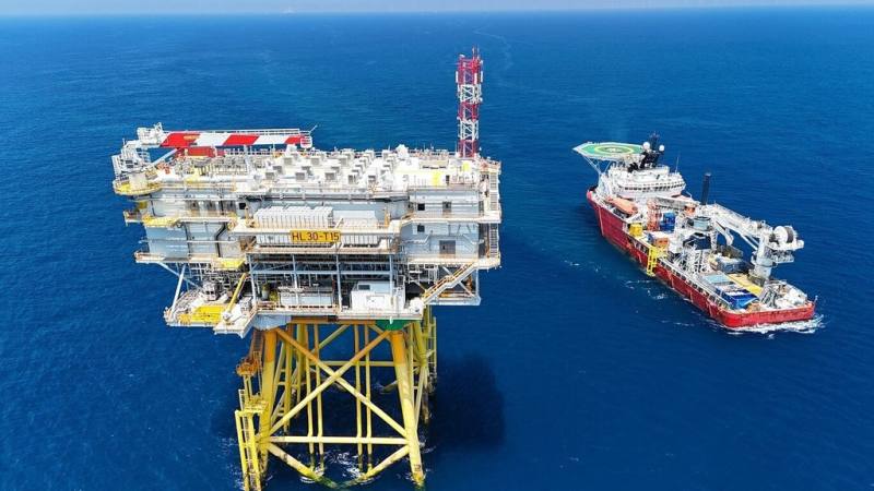 遠傳電信為海龍計畫2號及3號風場量身打造海上4G、5G專用基地台，取代傳統衛星通訊，並導入行動企業專網技術，打造離岸風電通訊環境。（遠傳提供）