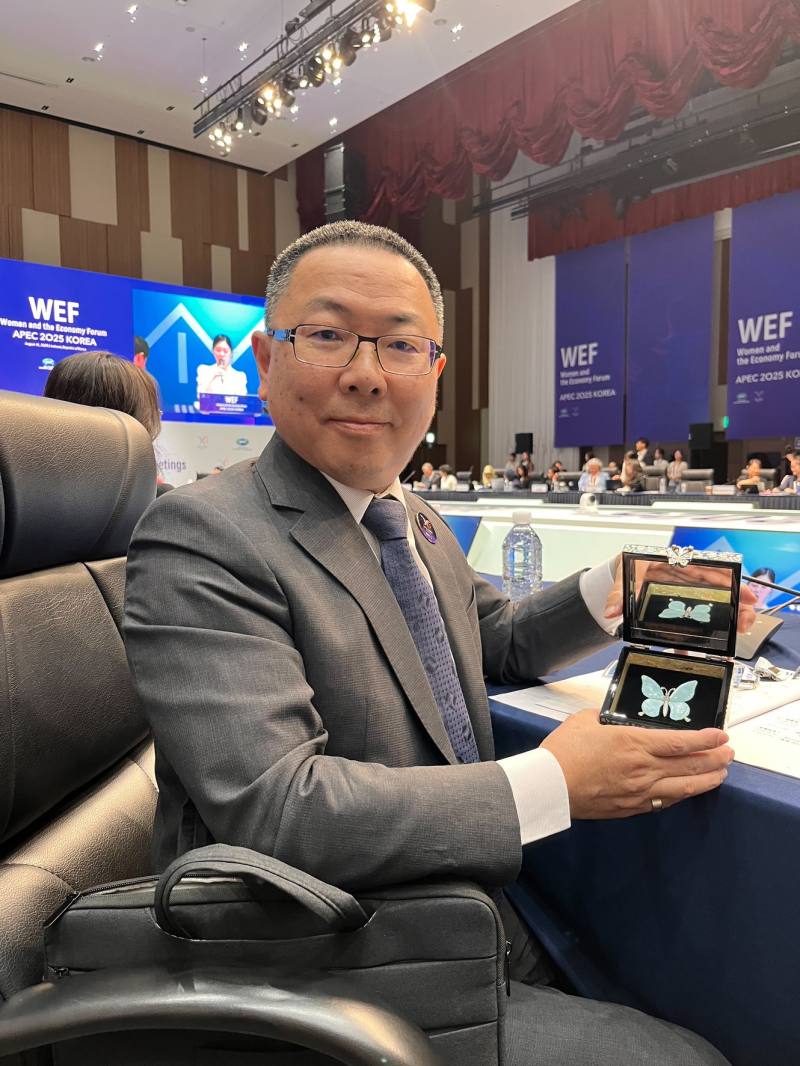 與主辦方致贈團長禮品合影