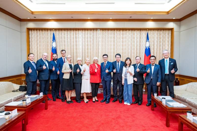 立法院副院長江啟臣12日接見「拉脫維亞國會友台小組」一行，他表示，希望未來雙邊民間與政府關係更進一步，期盼拉脫維亞政府能在台設立辦事處，作為推動雙邊合作的重要平台。（立法院提供）