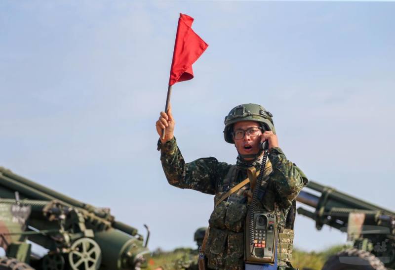 發令所成員全身貫注聽從射擊指揮所命令，待命下達射擊口令。（軍聞社記者侯凱議攝）