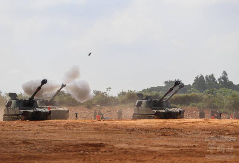 M109A2自走砲射擊，展現熾盛火力。（軍聞社記者侯凱議攝）