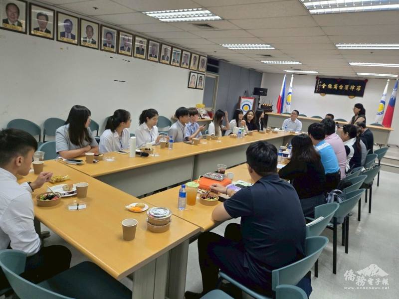 青年團員就產業與職涯規劃向臺商先進提問並交流意見