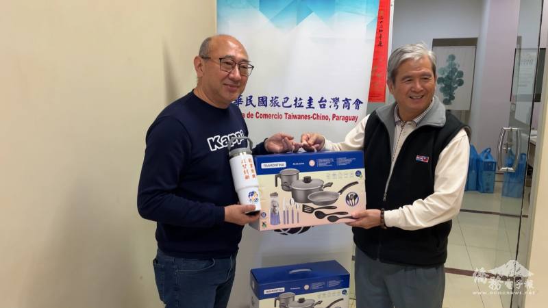 僑務委員郭鳳文(右)到場支持陳正華(左)