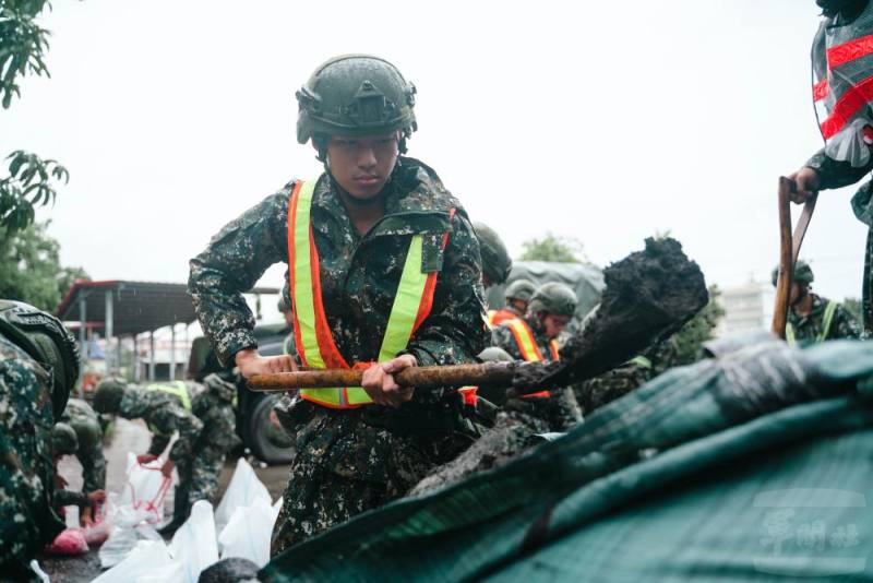 官兵協助沙包裝袋作業。（軍聞社記者林庭暉攝）