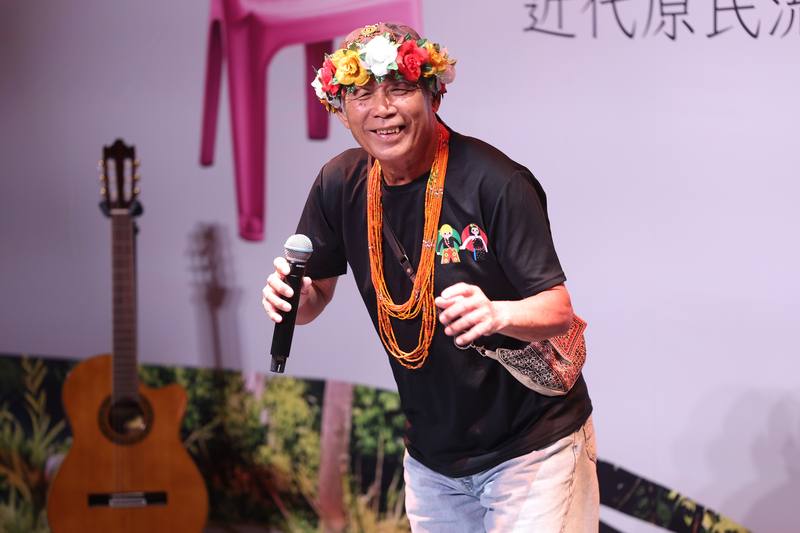 傳藝中心台灣音樂館12日在台灣戲曲中心舉辦「風華再現–近代原民流行音樂系列活動」宣告記者會，卑南族歌手陳明仁（圖）出席與會。