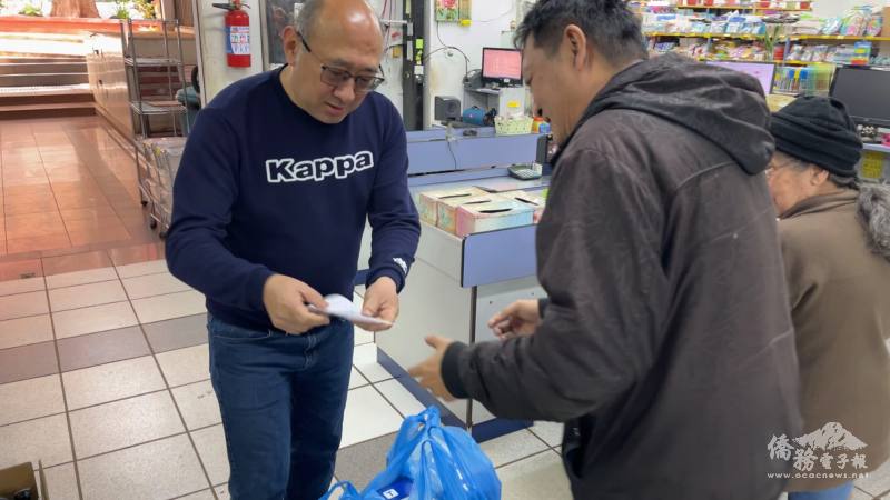 未能到場領取禮品的會員，陳正華盡可能協助送到會員手中