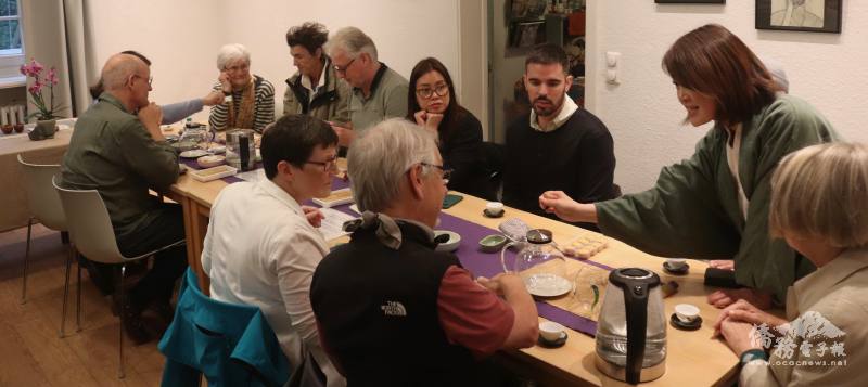 Following the traditional Taiwanese tea brewing ritual, Ms. Chan guided participants through each step.