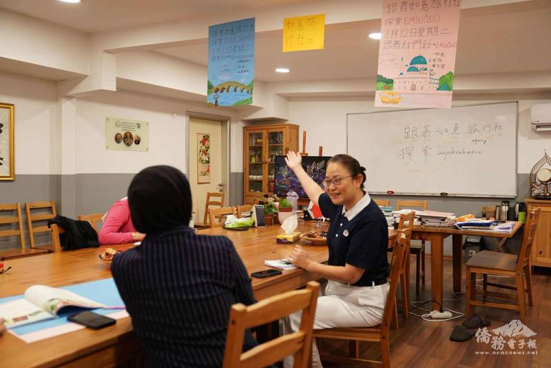 課堂上老師化身旅行社老闆，向學生顧客推薦一日行程