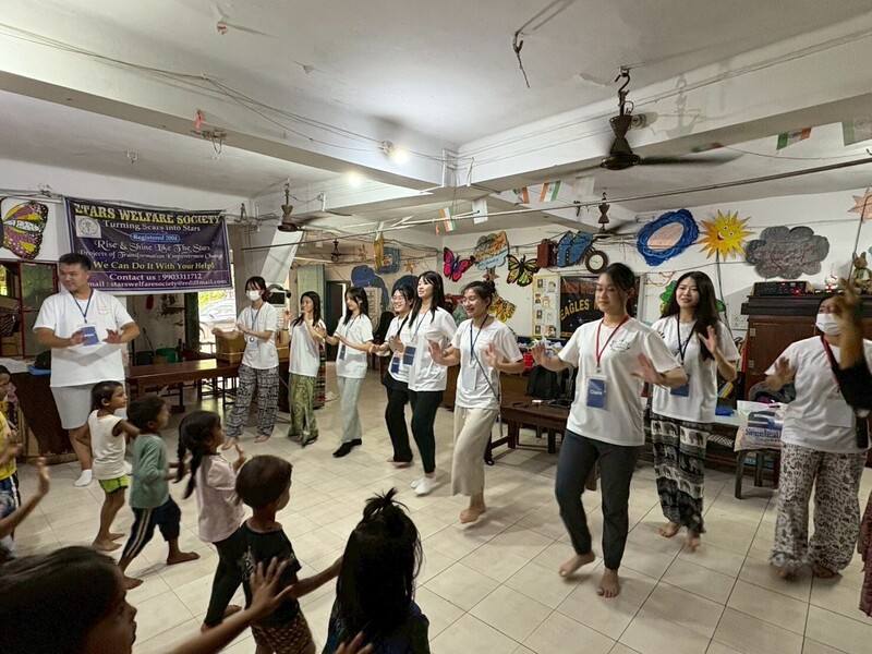 輔大師生暑假到印度德里、加爾各答擔任志工，支援育幼院等社會福利機構和學校。圖為志工帶領印度孩童跳健康操。（輔仁大學印度服務學習團隊提供）