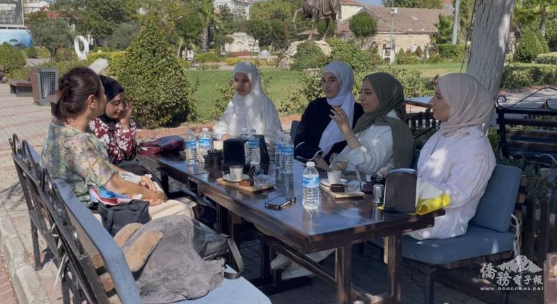 大家在公園中談笑分享