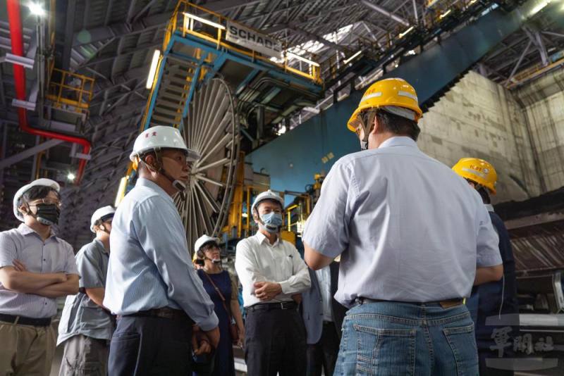 李署長訪視臺電儲煤廠。（軍聞社記者呂尚俞攝）