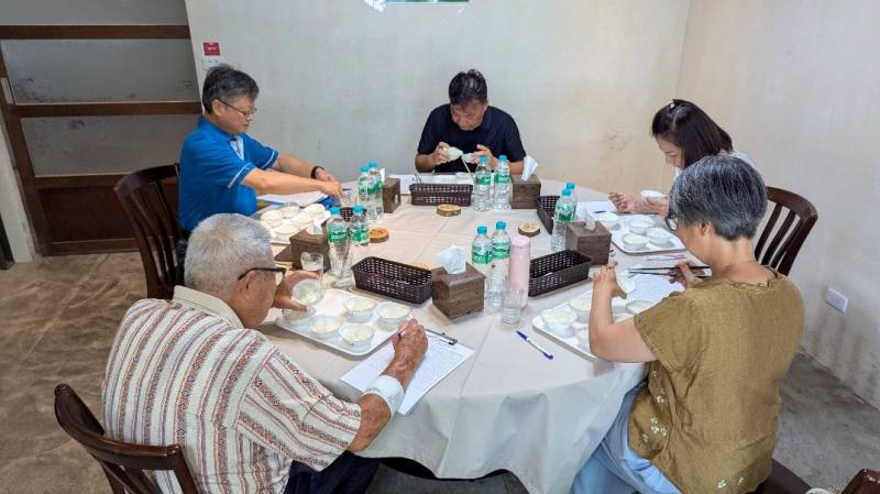 評審委員進行官能品評