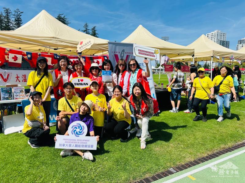 Group photo of the Taiwanese Canadian Association of Greater Vancouver and FASCA Vancouver chapter at the event venue
