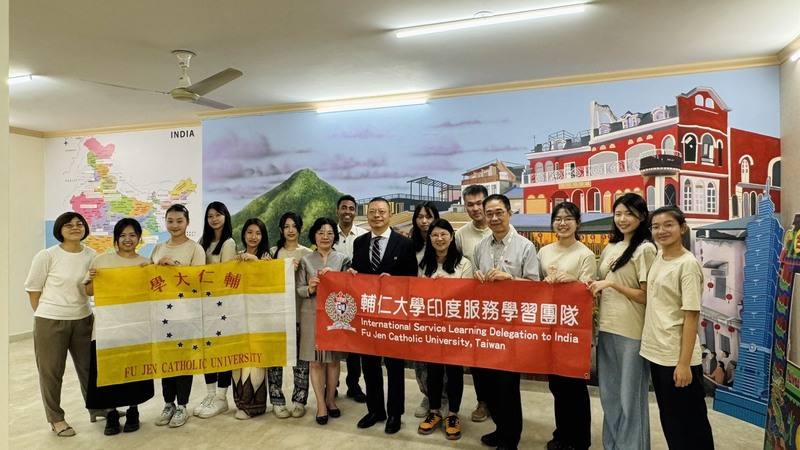 輔大師生暑假到印度德里、加爾各答擔任志工，駐印度副代表謝柏輝（右6）感謝他們促進台灣與印度民間交流。