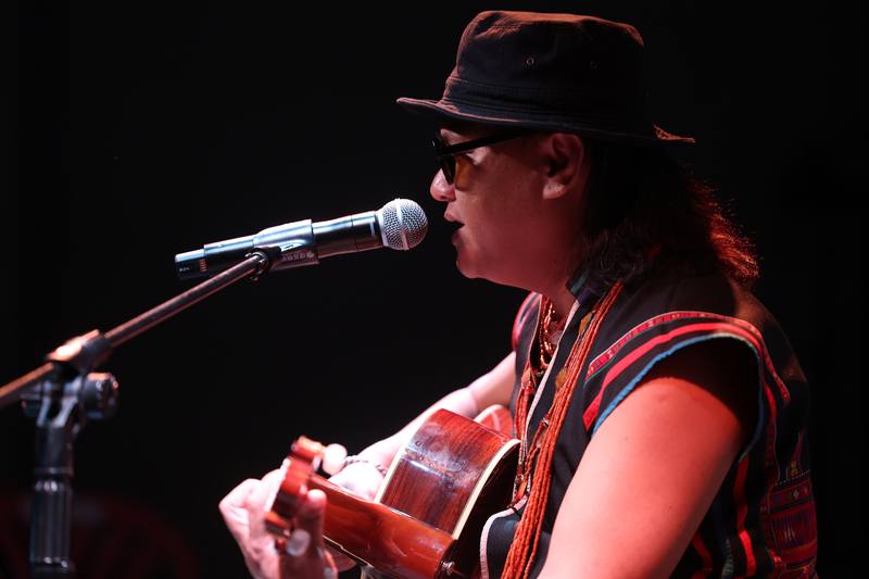 「風華再現–近代原民流行音樂系列活動」9月將開跑，傳藝中心台灣音樂館12日在台灣戲曲中心舉行宣告記者會，金曲歌手桑布伊（圖）應邀演出為活動暖場造勢。