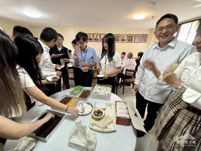 菲律賓金門同鄉會準備菲國點心歡迎臺灣青年