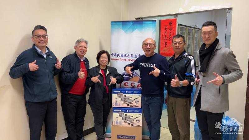 駐館代表與僑領到場鼓勵，左起為駐東方市總領事館領事洪培舜、僑務諮詢委員司徒梓明、歌唱聯誼會會長黃秀蘭、旅巴拉圭臺灣商會會長陳正華、財務長施宜宏、僑務秘書陳奕綸