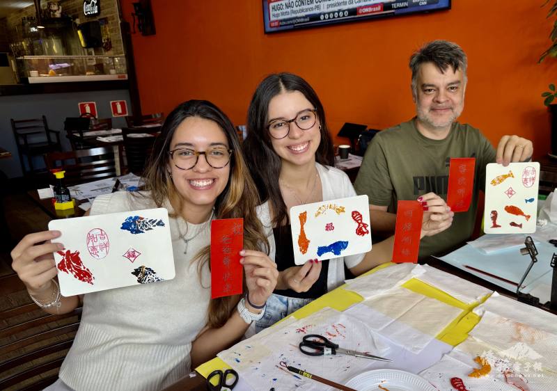 巴西民眾展示拓印創作