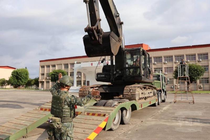 陸軍54工兵群官兵實施挖土機上板作業。（第四作戰區提供）