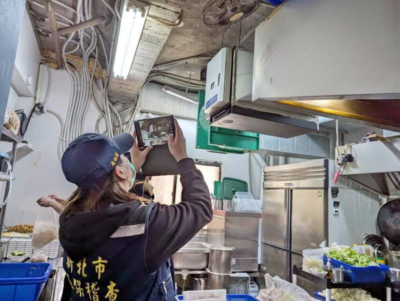 新北市環保局打造「環保數位指揮中心」，在民眾通報案件後即時派案給稽查人員，全程採線上作業，有效節省人力並強化執行力。（新北市環保局提供）