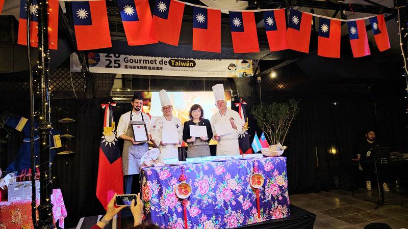 台灣主廚潘岱儒（右1）與詹志強（左2）、駐阿根廷代表謝妙宏（右2）致贈感謝狀予布宜諾斯艾利斯洲際飯店大廚（左1），感謝他對台灣美食饗宴的專業協助與支持