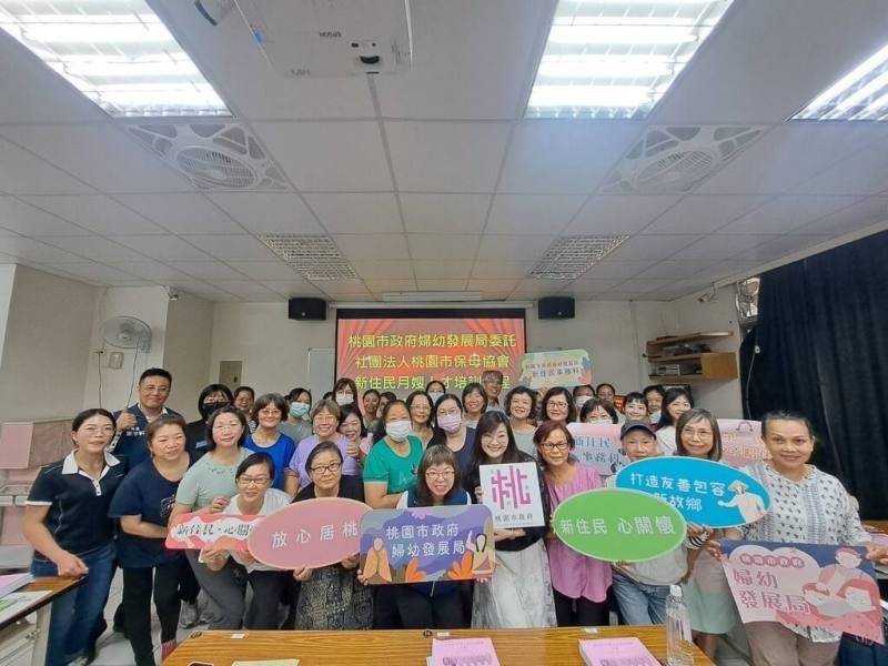 桃園市婦幼發展局與社團法人桃園市保母協會攜手辦理「新住民月嫂人才培訓課程」，納入多元文化視角，依不同族群產婦的需求安排課程內容，涵蓋新生兒照護、產婦護理、營養膳食、母嬰心理健康、緊急應變處理等，協助學員全面掌握專業照護知識與職場技能。（桃園市婦幼發展局提供）