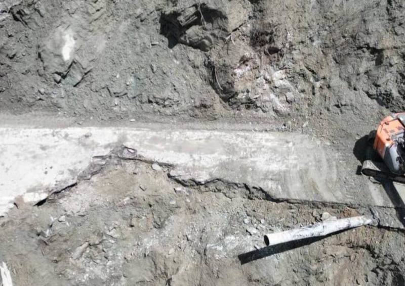 受颱風楊柳雨勢影響，交通部公路局東區養護工程分局太魯閣工務段表示，中橫公路薛家場路段上邊坡坍方落石，經人員清理土石後，發現路基缺口，初步先布設混凝土塊狀護欄。即日起，台8線洛韶至西寶路段（152公里處至159公里處）限重3.5公噸以下車輛通行。（東區養護工程分局提供）